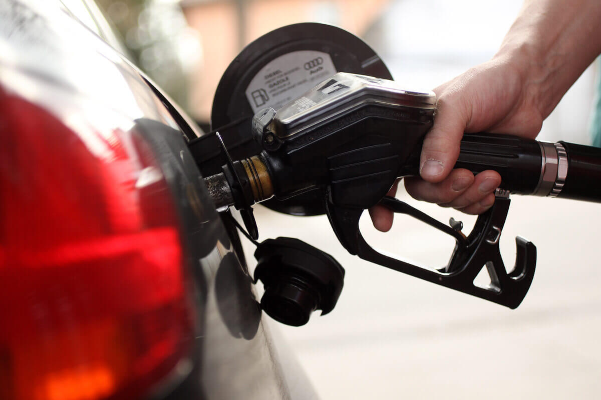 Rincaro benzina verde: sale a 1,588 euro, stangata da 266 euro a famiglia
