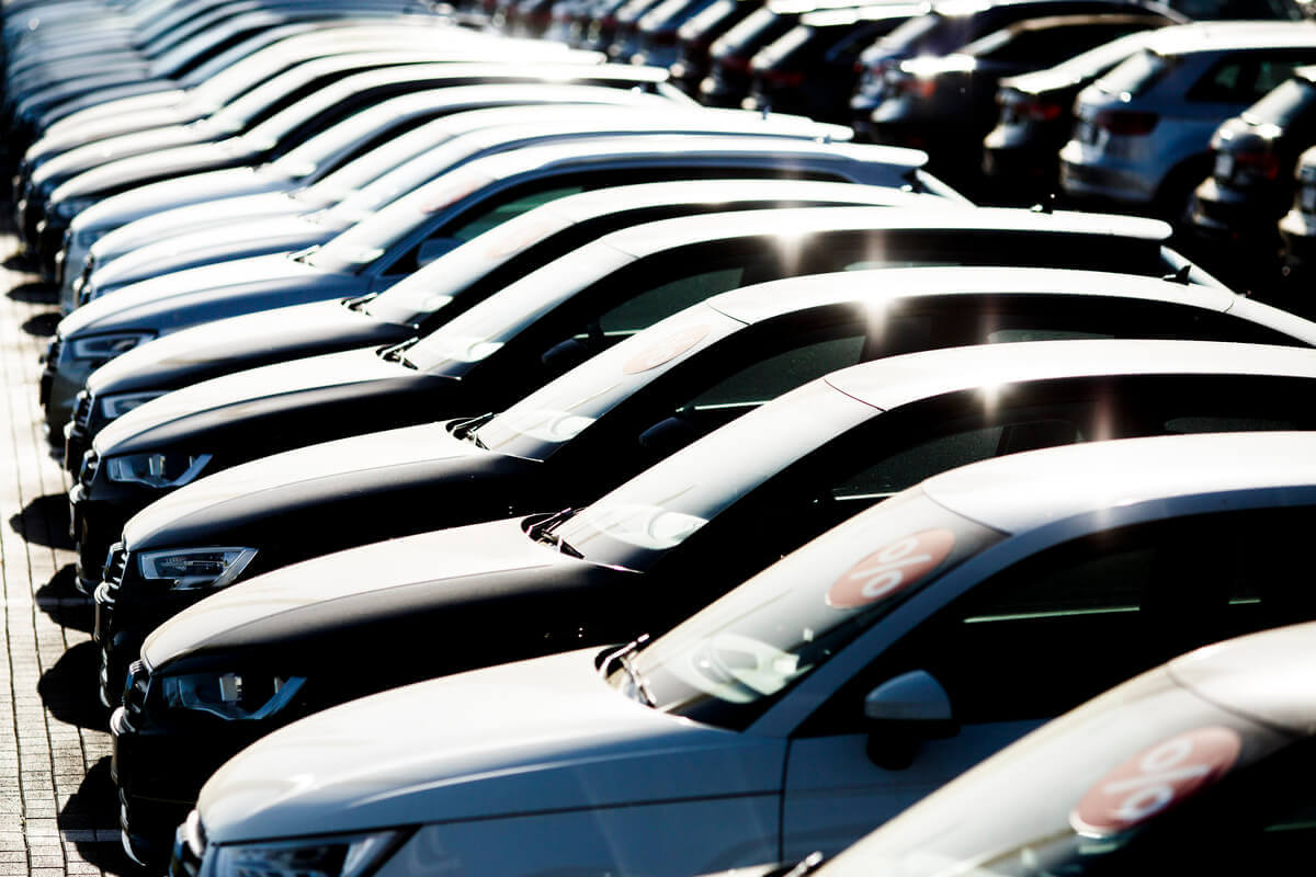 Mercato auto: -17% ad aprile, bene ibride ed elettriche