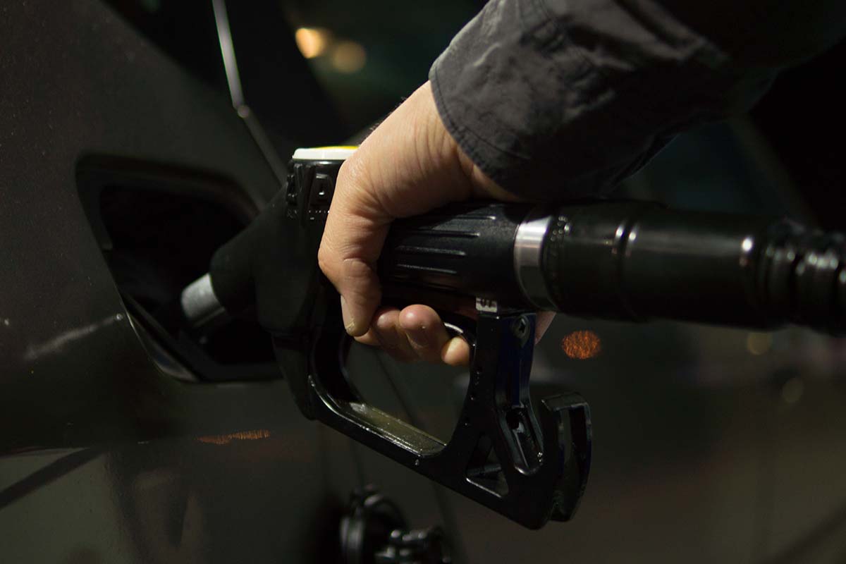 Risparmiare benzina, come spendere meno alla guida