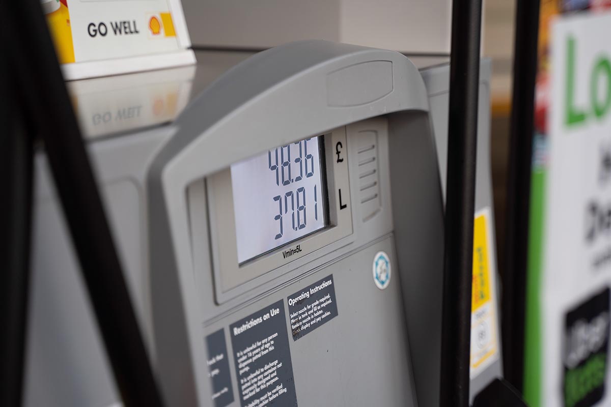 Prezzo della benzina in aumento: le possibili cause
