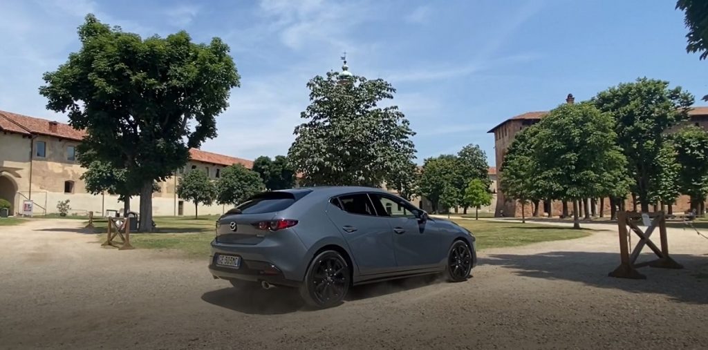 nuova Mazda 3 eSkyactive X in strada