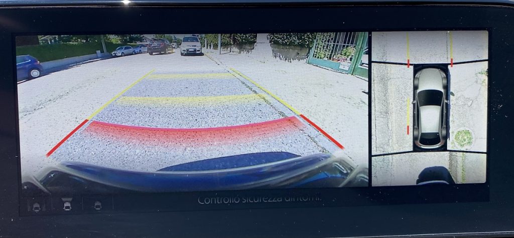 nuova Mazda 3_telecamera con monitor 360°
