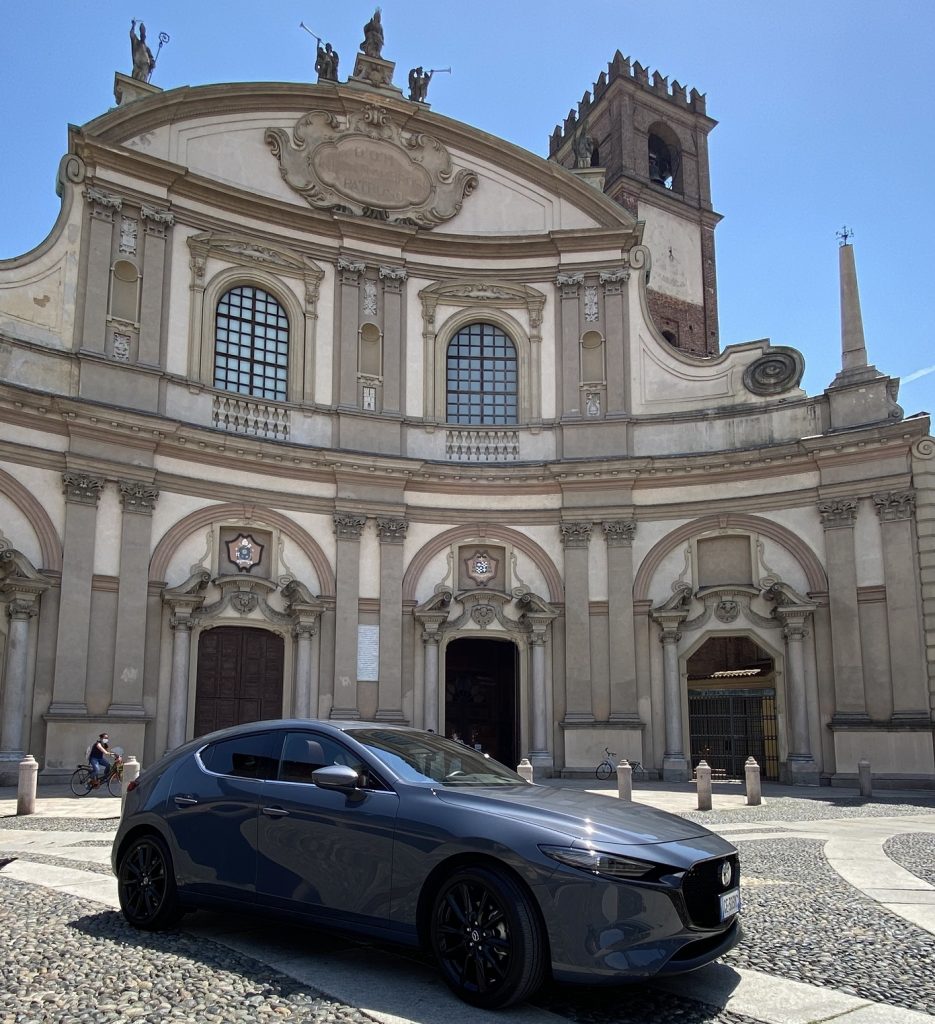 nuova Mazda in piazza Ducale a Vigevano