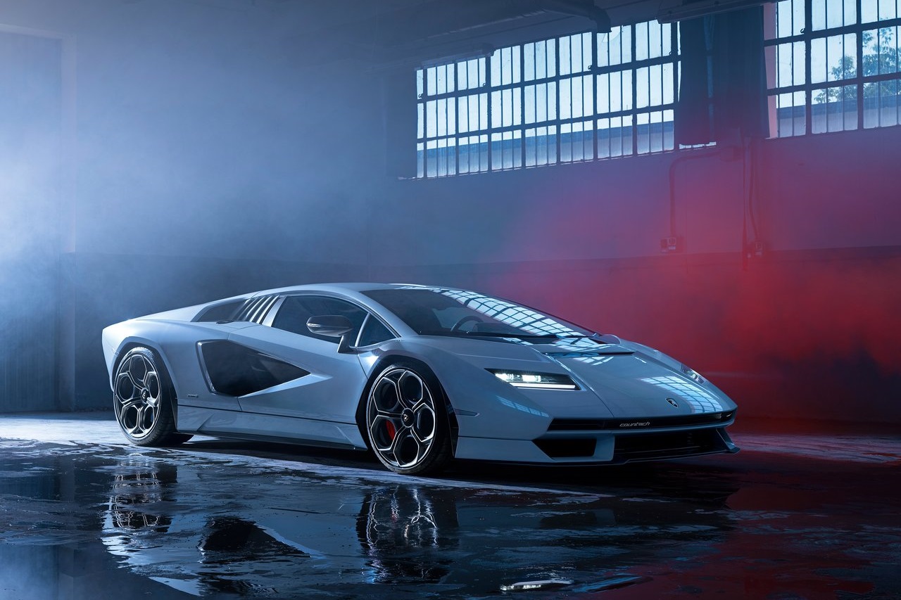 Lamborghini Countach, la LPI 800-4 rievoca un mito con un V12 ibrido