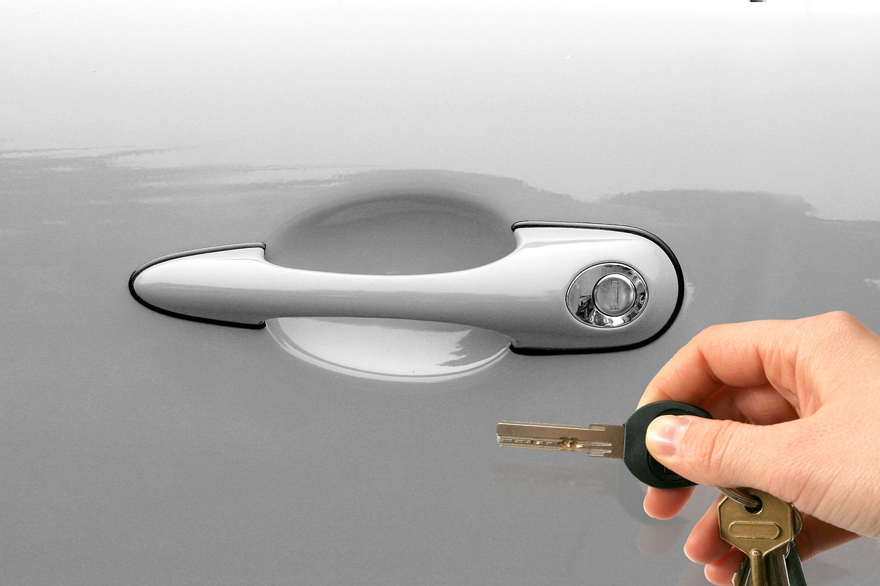 Cambio auto, gli italiani ne hanno 5 in una vita e aumenta il noleggio delle elettriche