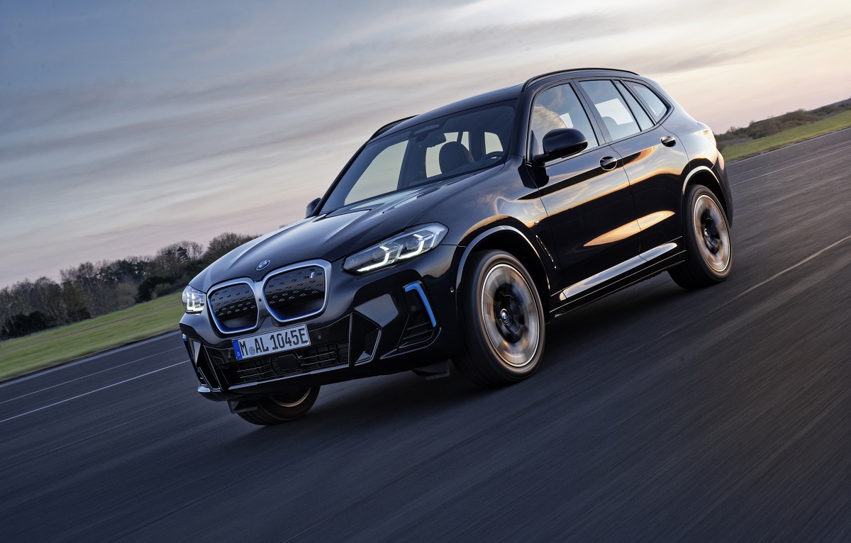 BMW iX3, tempo di aggiornamenti per il SUV elettrico