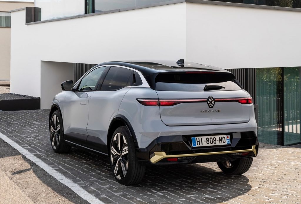 Renault-Megane-E-Tech-2022-profilo-posteriore