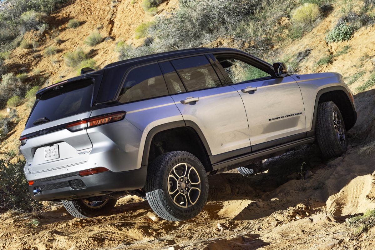 Nuova Jeep Grand Cherokee ora ibrida plugin, autonomia e le novità