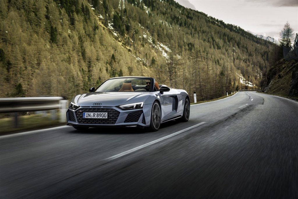 Audi R8 V10 performance RWD in strada