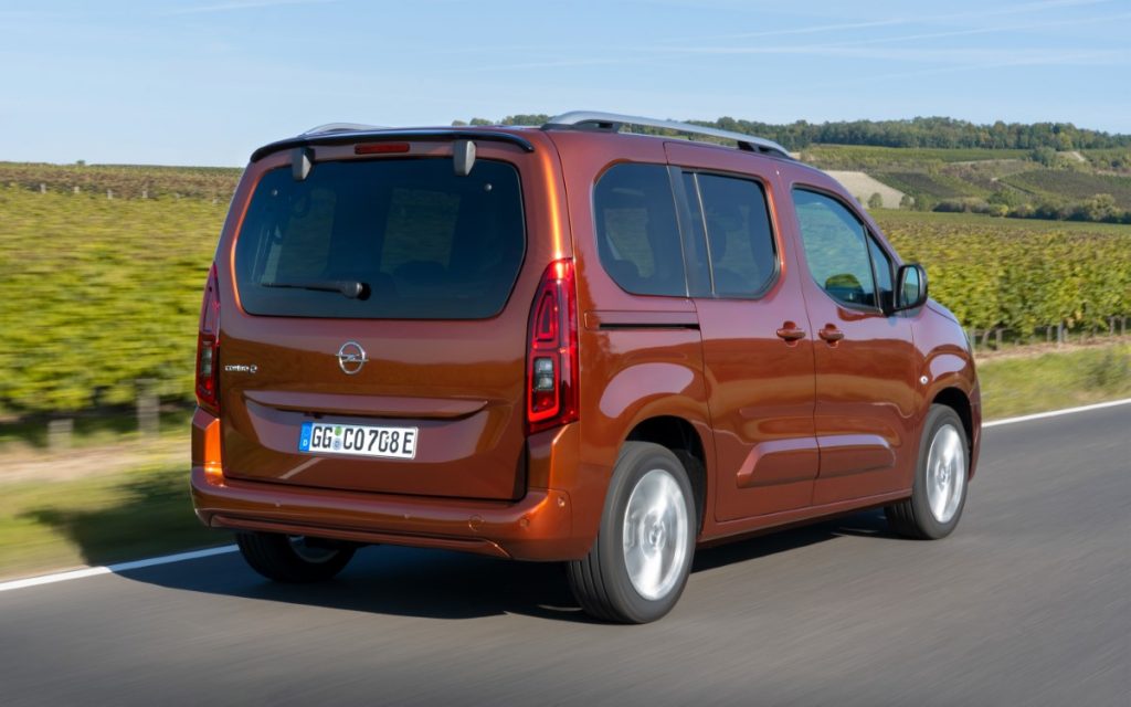 Opel Combo-e Life in strada