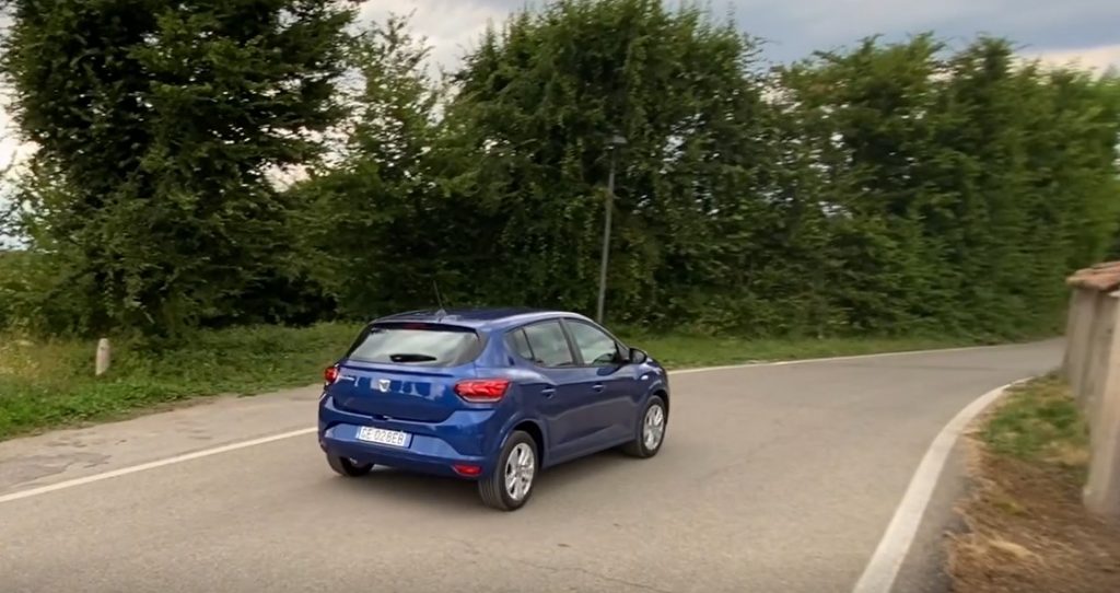 Dacia Sandero Streeway in curva