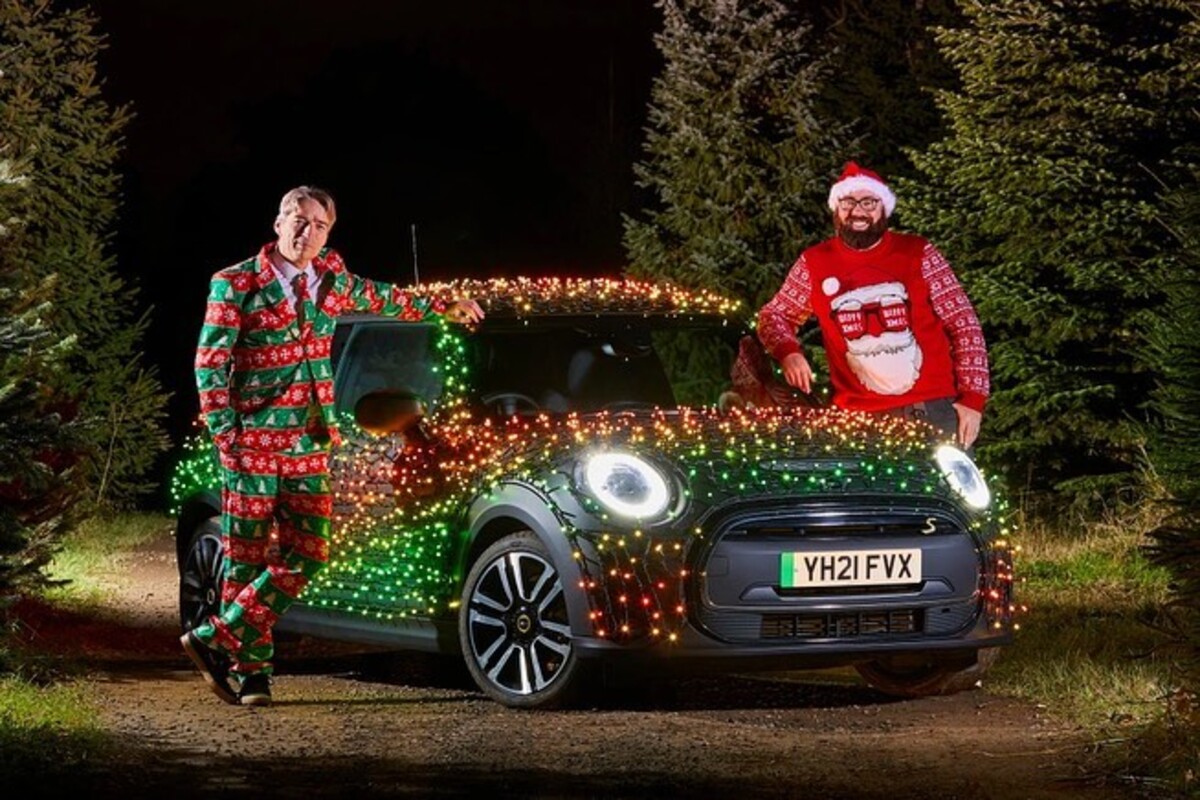 Mini Cooper SE diventa “auto di Natale” per beneficenza