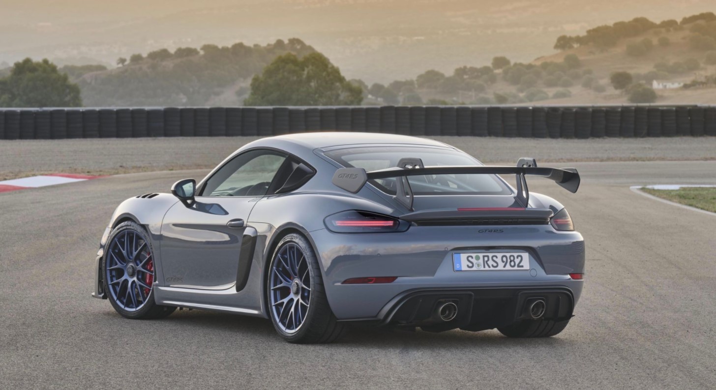 Porsche 718 Cayman GT4 RS, 500 CV senza compromessi per la Cayman più estrema