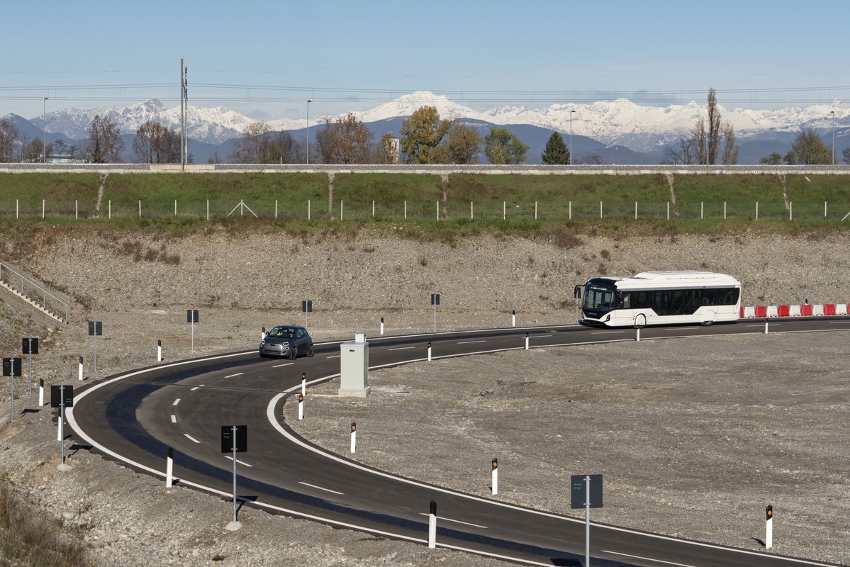 Auto elettriche, Stellantis sperimenta la ricarica a induzione