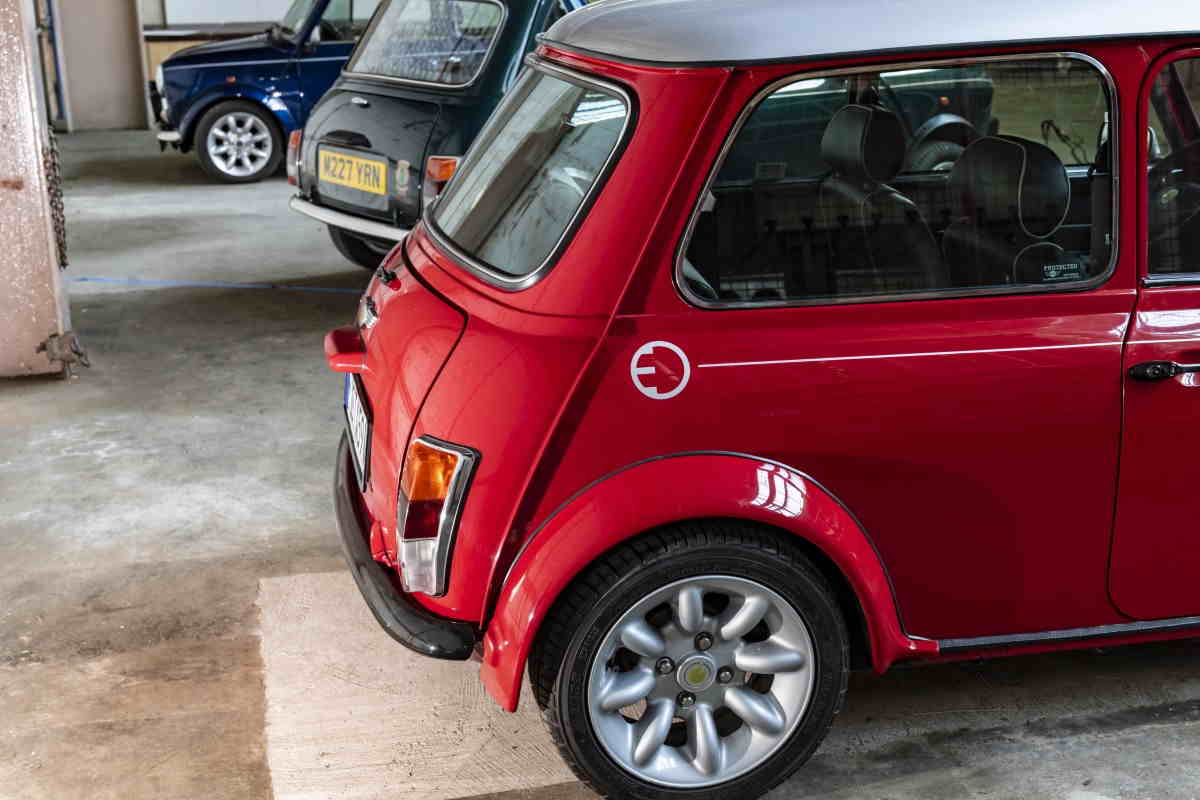 Mini classica diventa elettrica dettaglio grafico