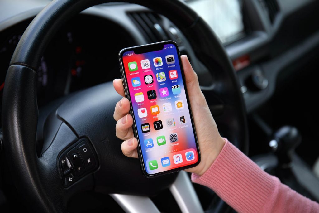 iPhone in auto
