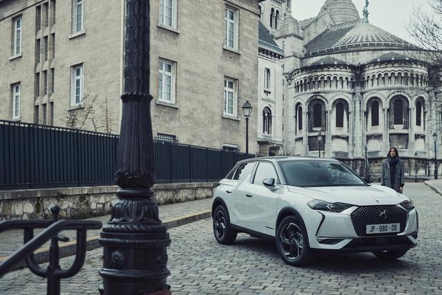 DS 3 Crossback Toits De Paris in strada