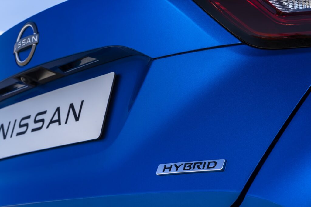 Nissan Juke dettaglio stemma hybrid