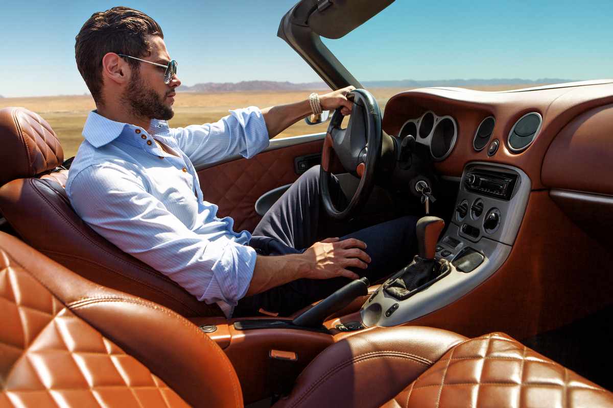 Un uomo alla guida