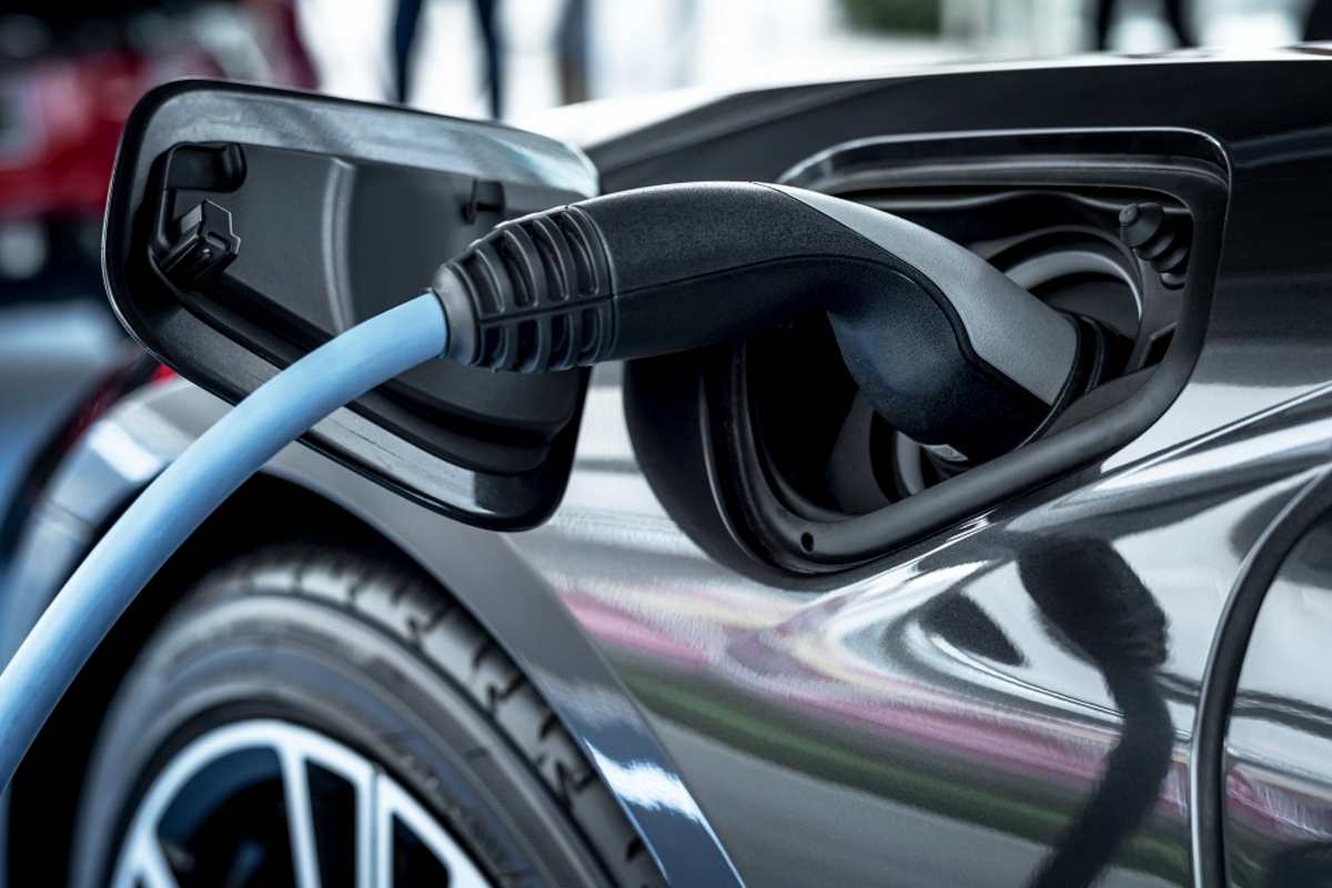 Un'auto elettrica in ricarica