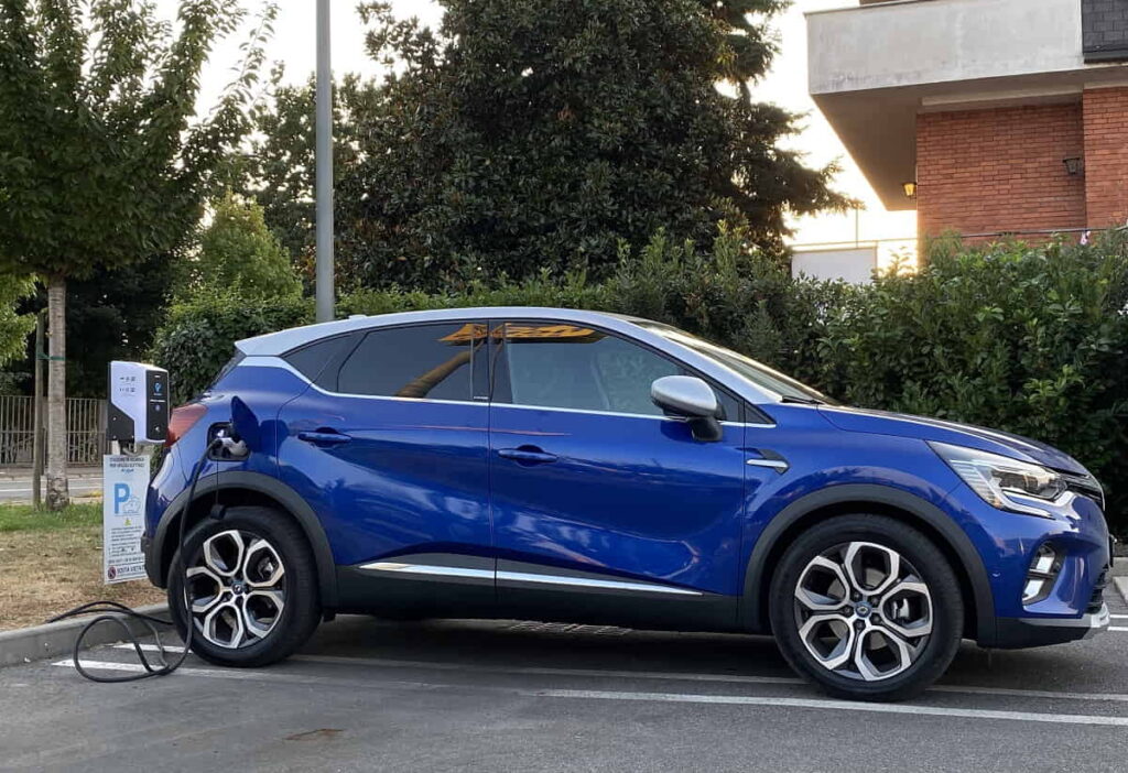 Renault Captur E-TECH plug-in hybrid in ricarica