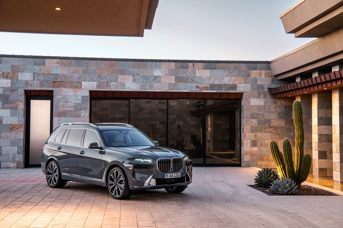 BMW X7, un restyling con motori elettrificati e un nuovo volto