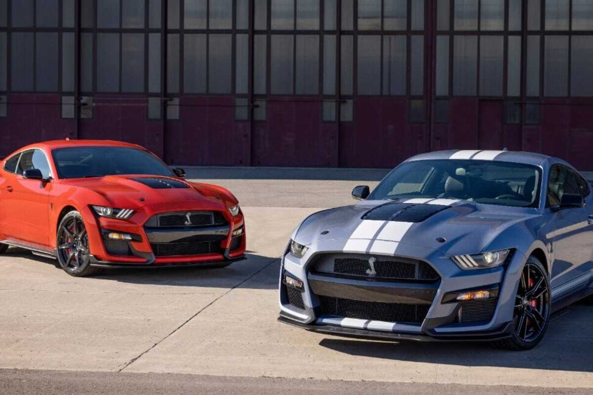 Due Ford Mustang