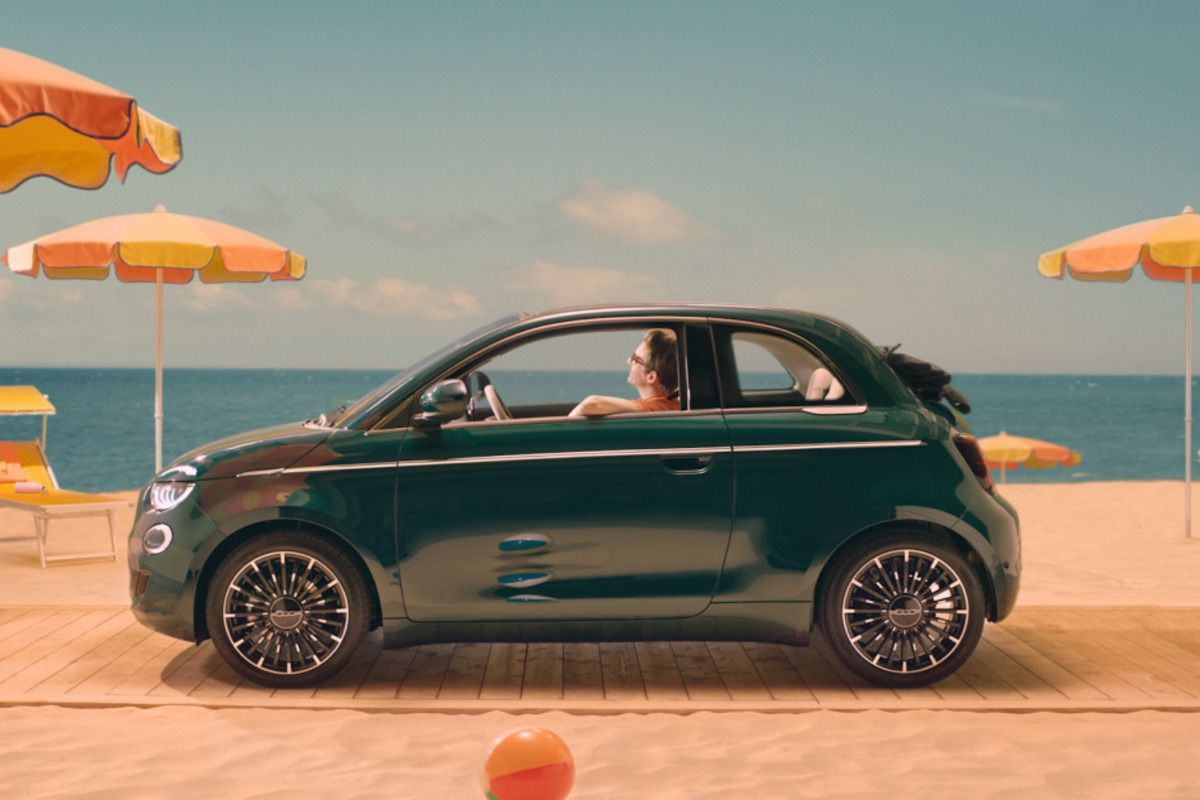 Fiat 500, la piccola italiana celebra la “Dolce Vita”