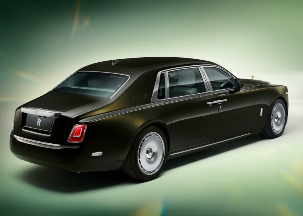Rolls Royce Phantom 2022 profilo posteriore