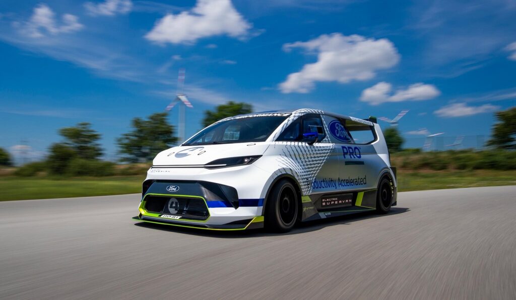 Ford Pro Electric SuperVan ha quattro motori elettrici