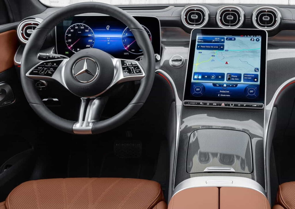 Mercedes GLC dettaglio interni con infotainment