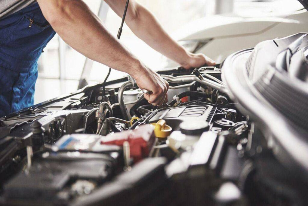 Un meccanico effettua i controlli auto