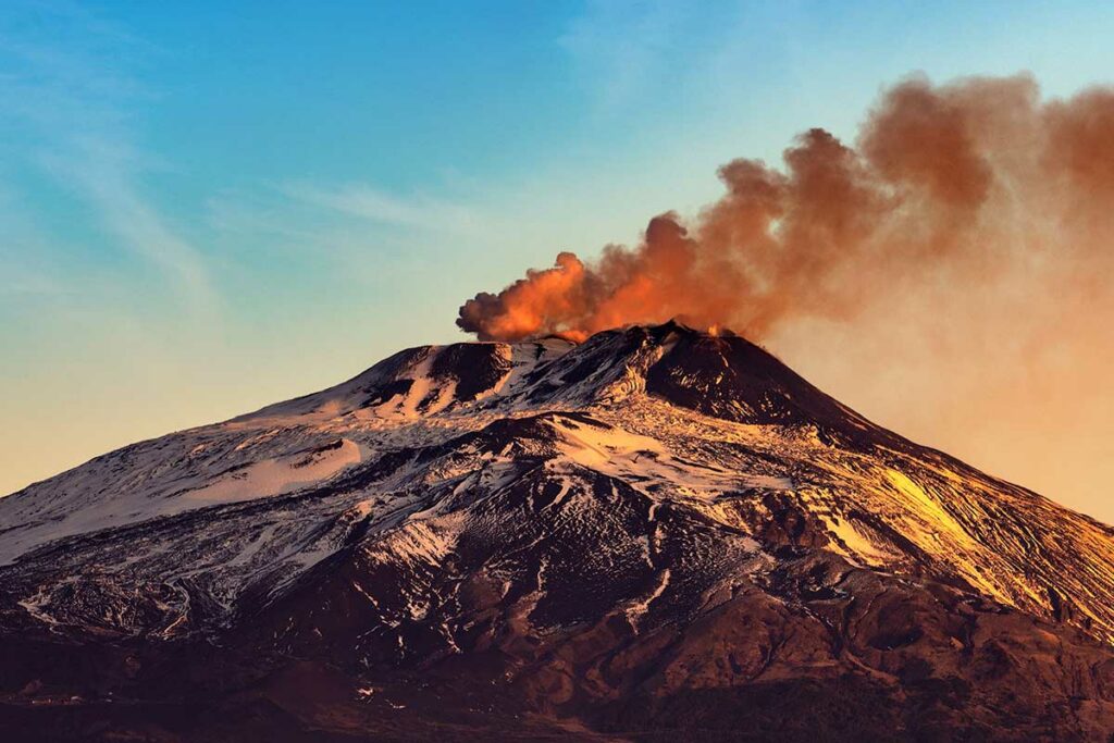 etna con fumo sicilia