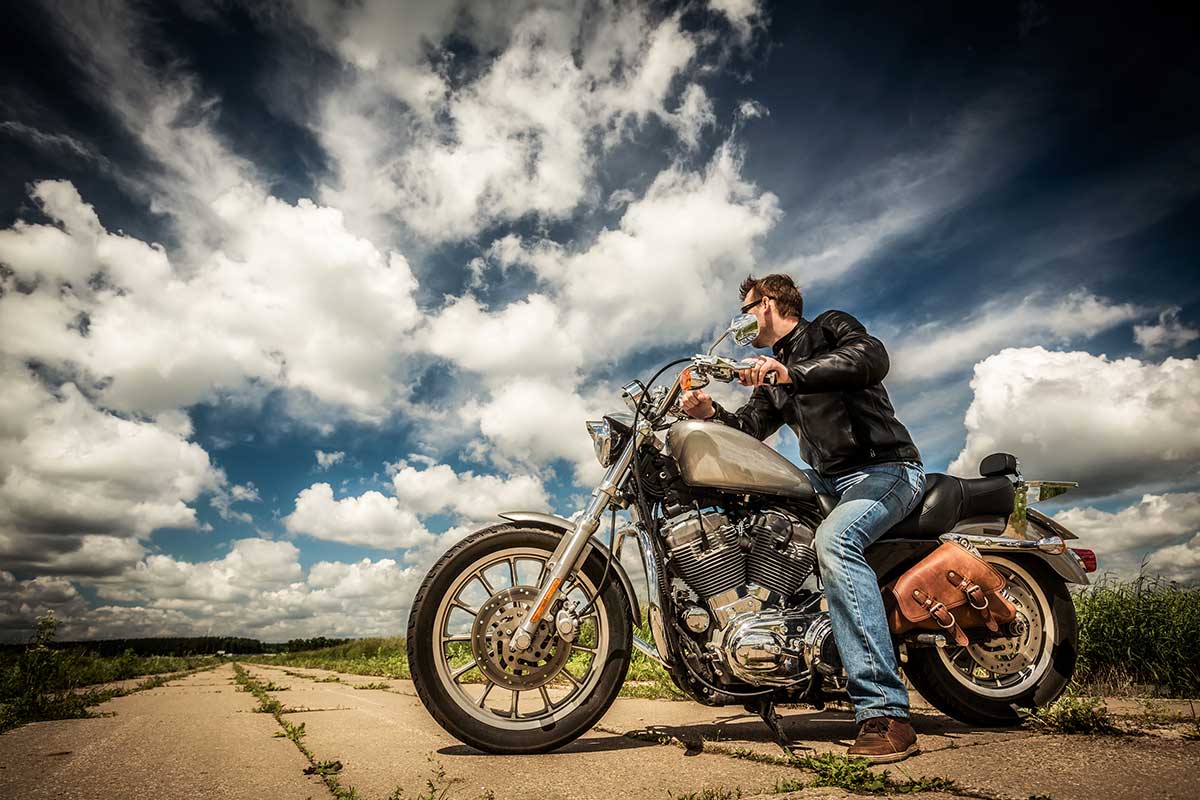 motociclista che viaggia in moto