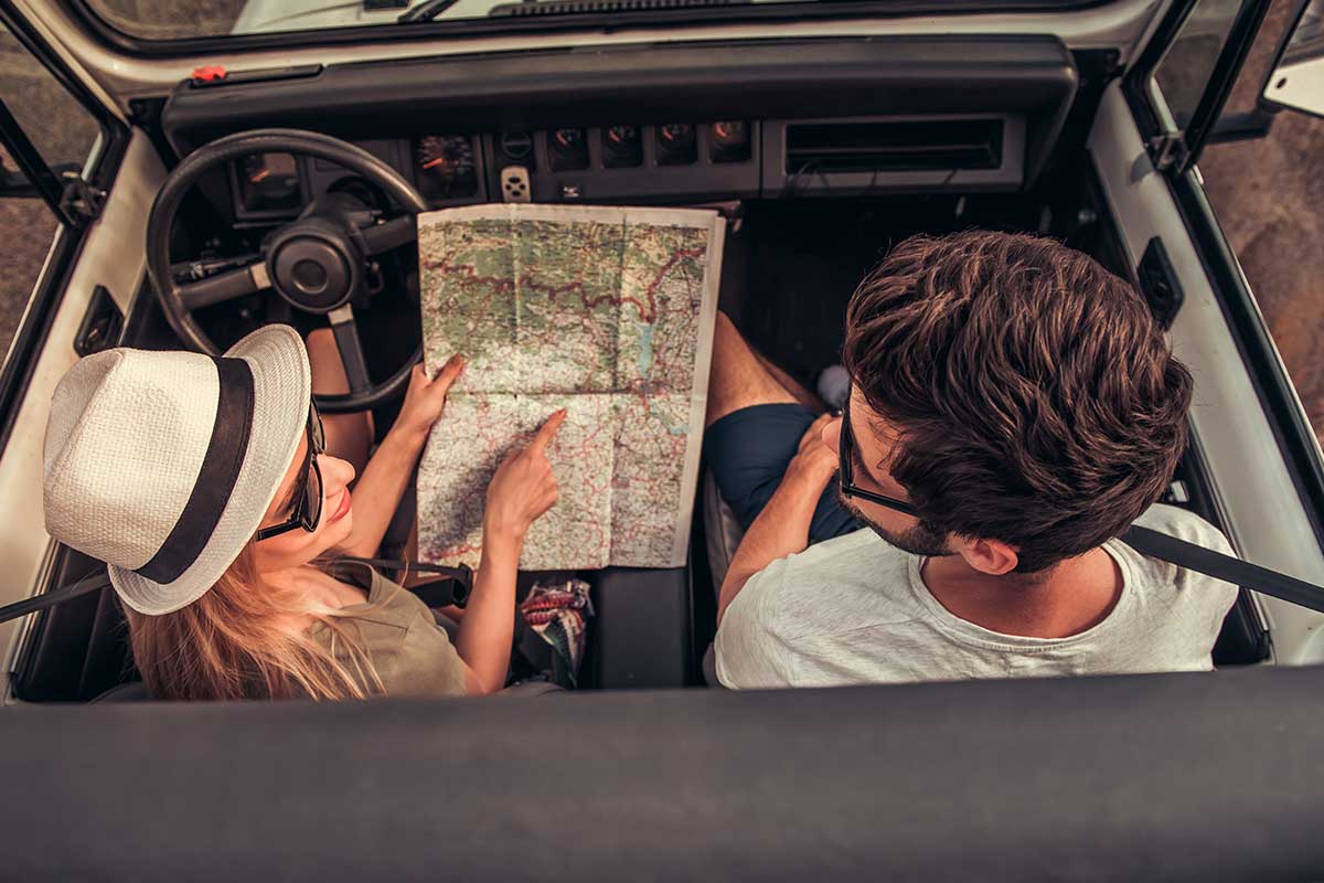 ragazzi in auto con mappa