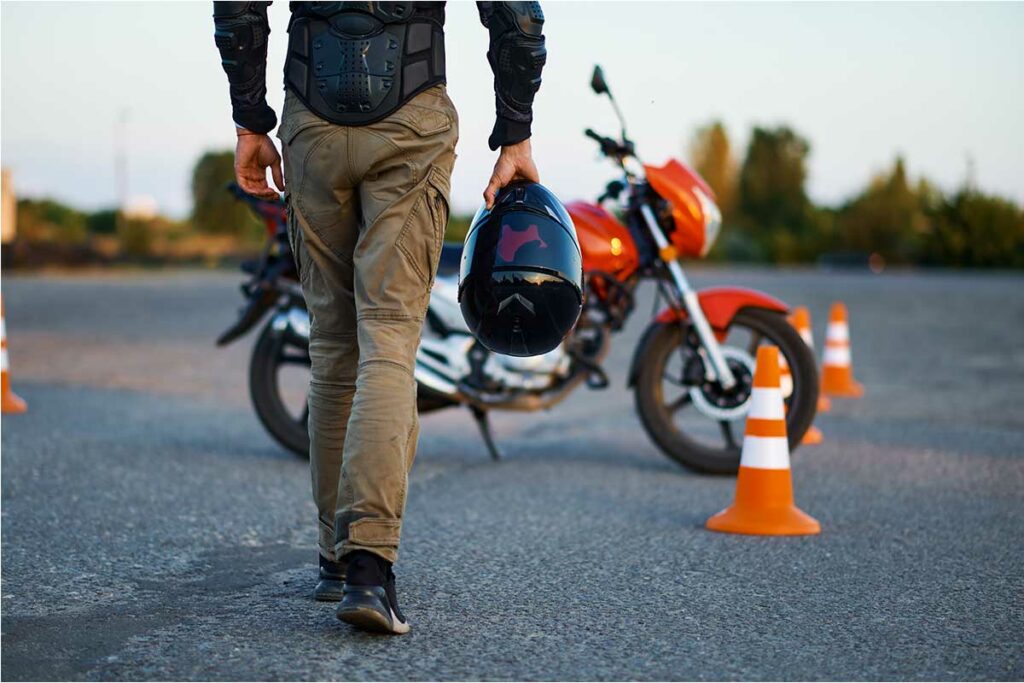 ragazzo con casco e moto