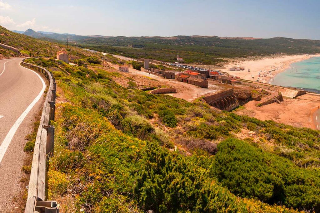 strada sulla costa di fontanamare sardegna