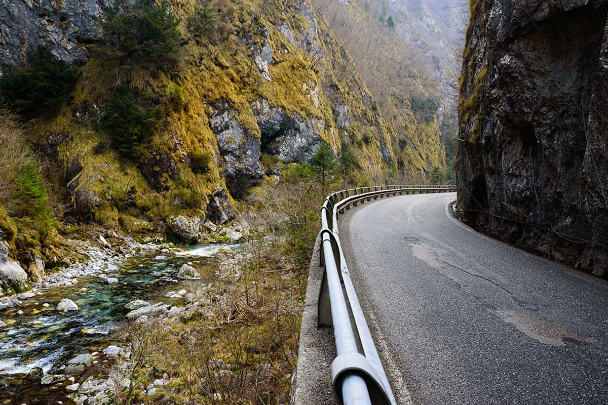 strada montagna ruscello