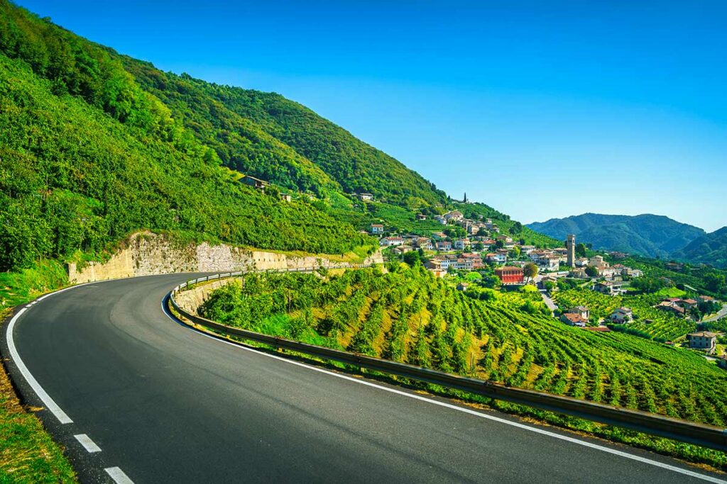 tratto strada prosecco con natura