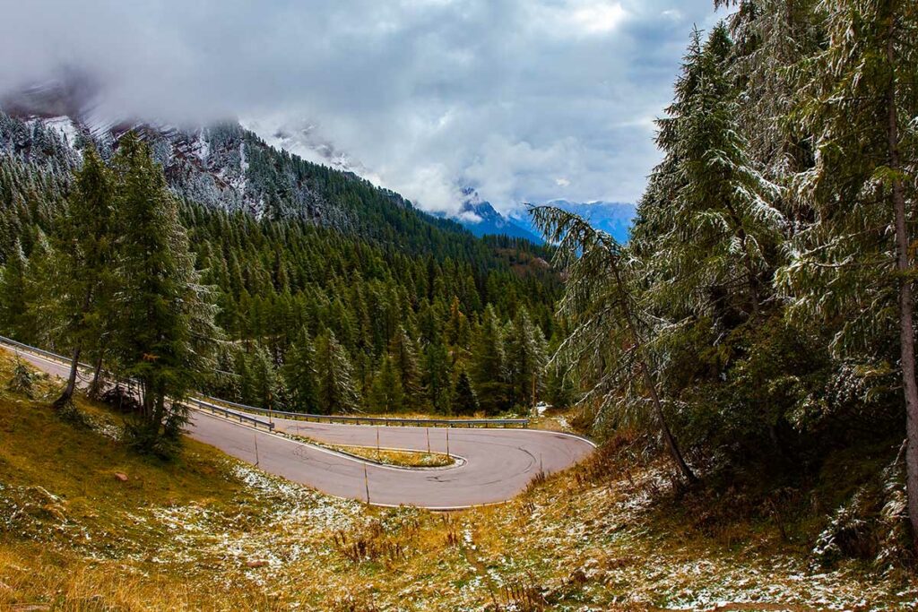 tornante sul passo rolle