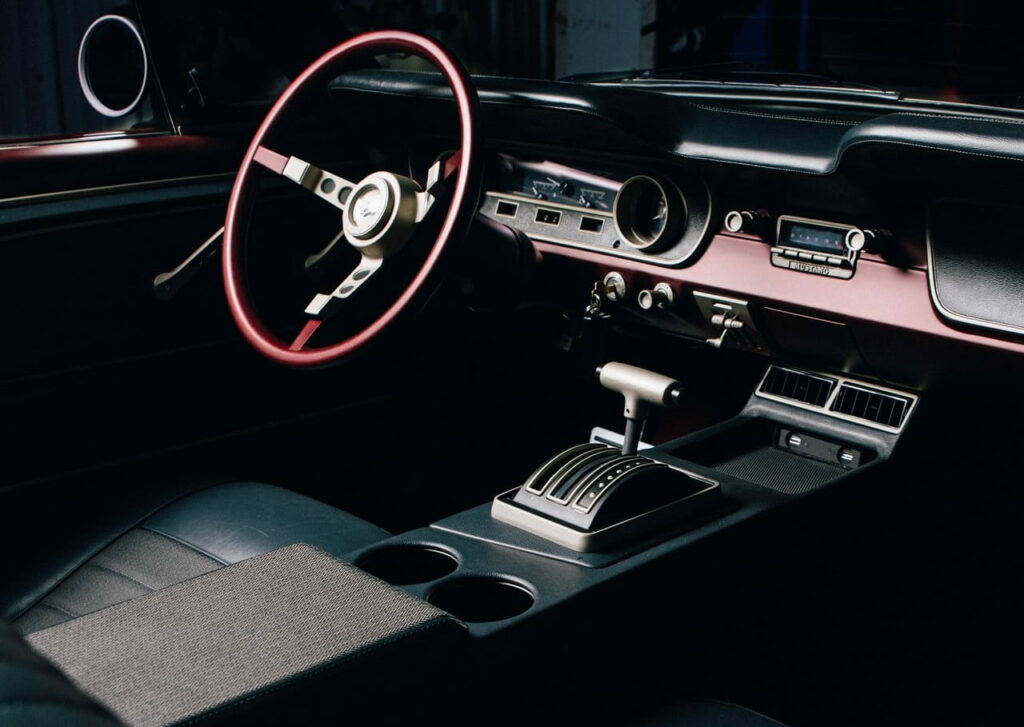 La Ford Mustang Caged del 1964 restomod interni