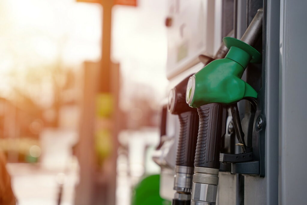 Prezzi benzina in Italia calo agosto 2022