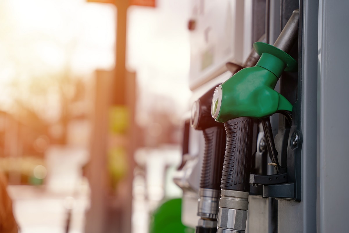 Prezzi benzina in Italia: calo da -2 a -3 centesimi, le tariffe applicate