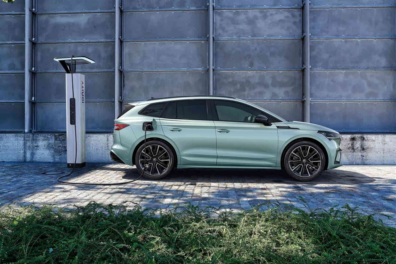 Skoda Enyaq iV: la versione MY23 privilegia di dotazioni più complete