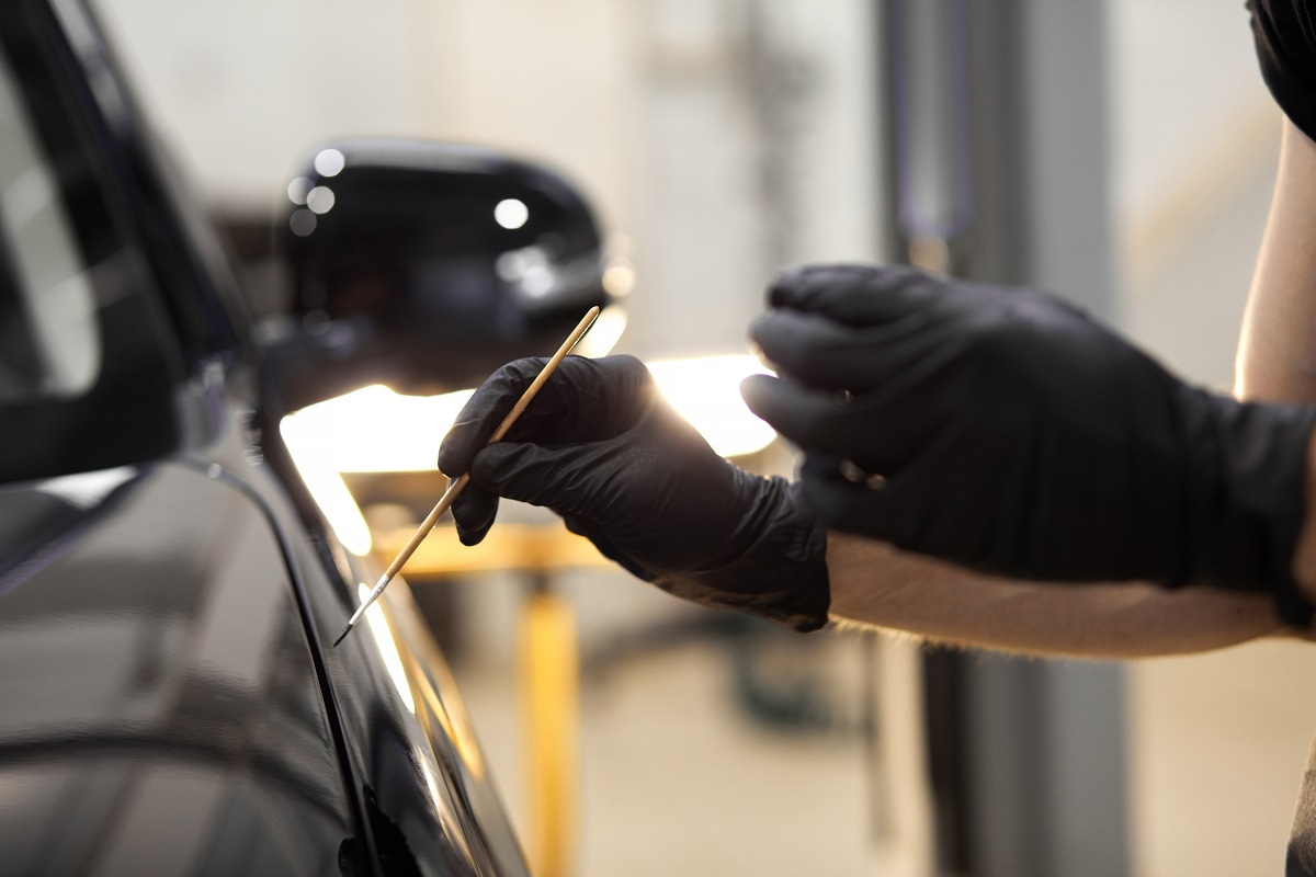 eliminare i graffi dalla carrozzeria con luce del sole
