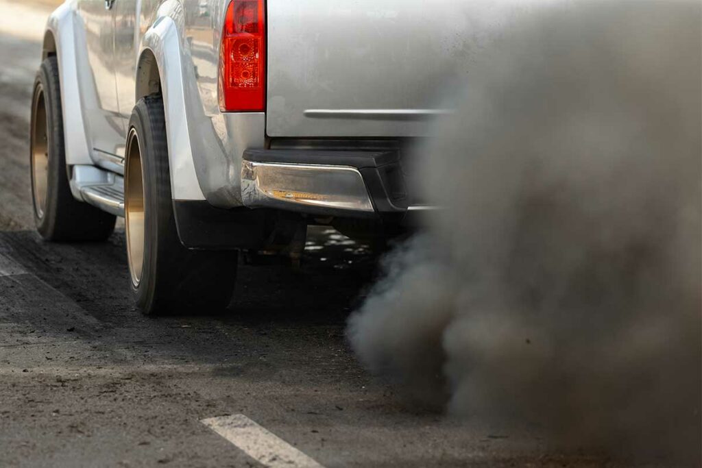 Auto con fumo di scarico