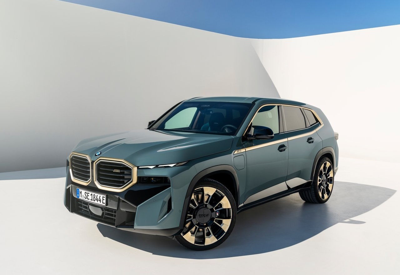 BMW XM dimensioni, interni, prestazioni, e prezzo del SUV M Allaguida