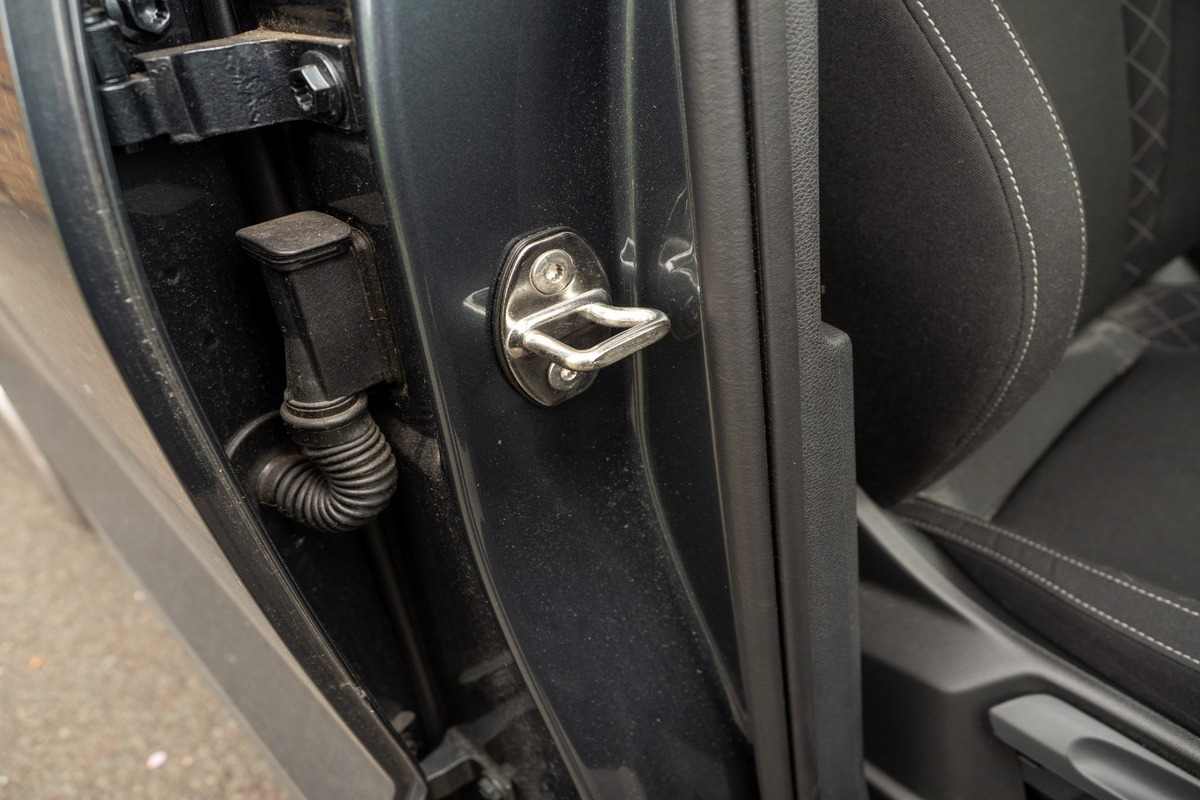 Portiera dell'auto, a cosa serve il gancio