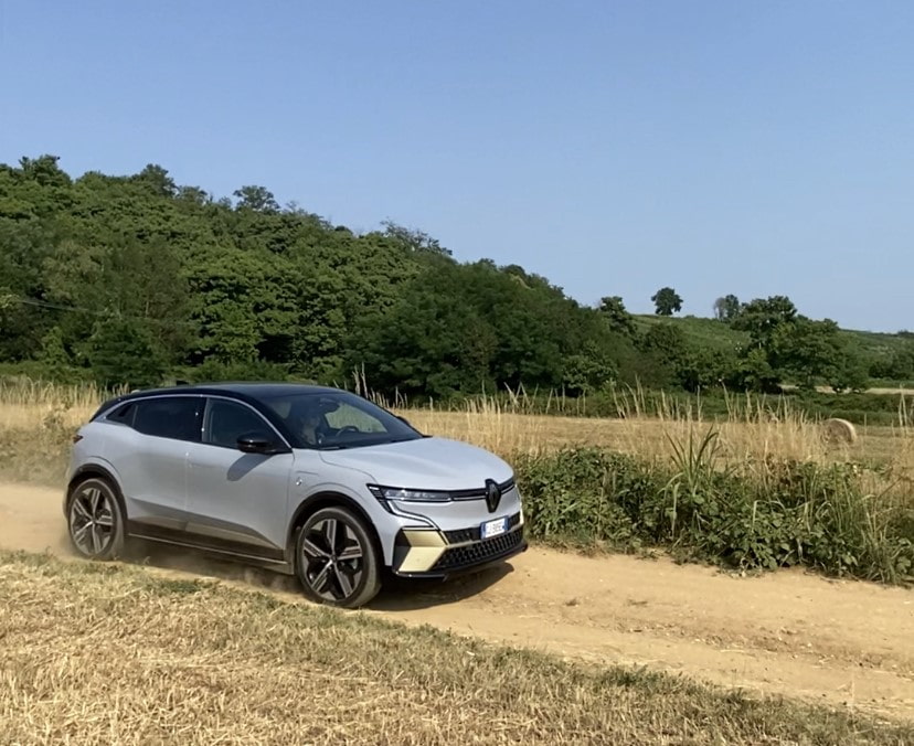 Renault Megane E-Tech Electric in strada ok