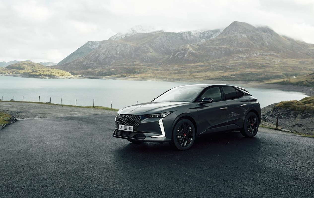 DS 4, un nuovo allestimento Opèra e una versione Performance Line